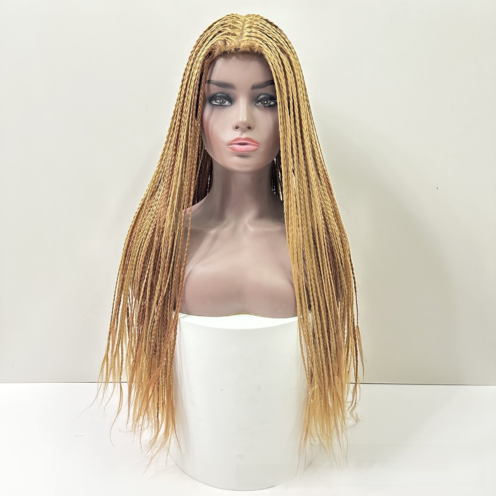 Three-Braid wig, Material: High-temperature synthetic fiber. Length: 26 inches, available in 8 colors, weight: Approximately 430g.
Style: Long curly hair, can be straightened or styled.